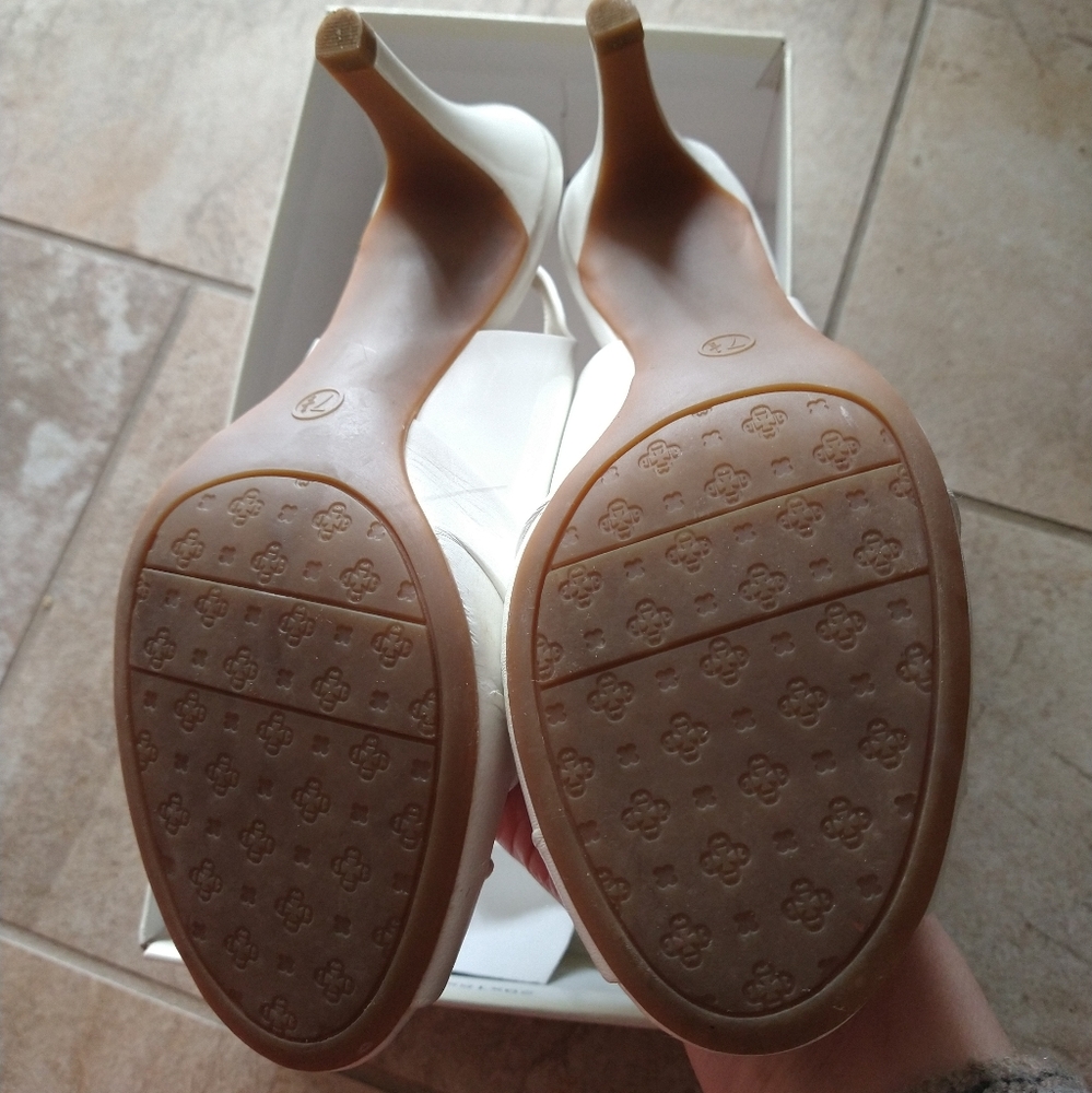 Etienne Aigner🤍 Classic Ivory Leather Shoes🤍 2.25" Heels NIB 7.5M. 🆕 - Picture 2 of 8